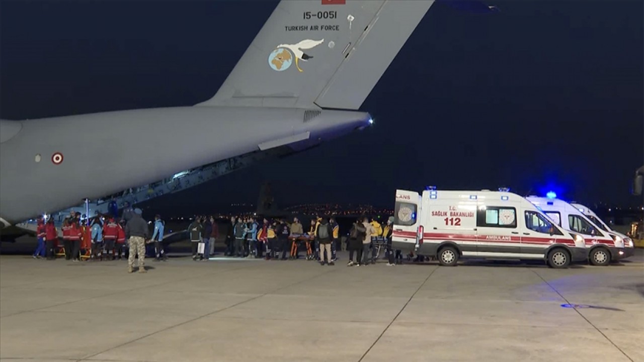 Gazzeli hasta ve refakatçilerini taşıyan askeri uçak Ankara’ya indi