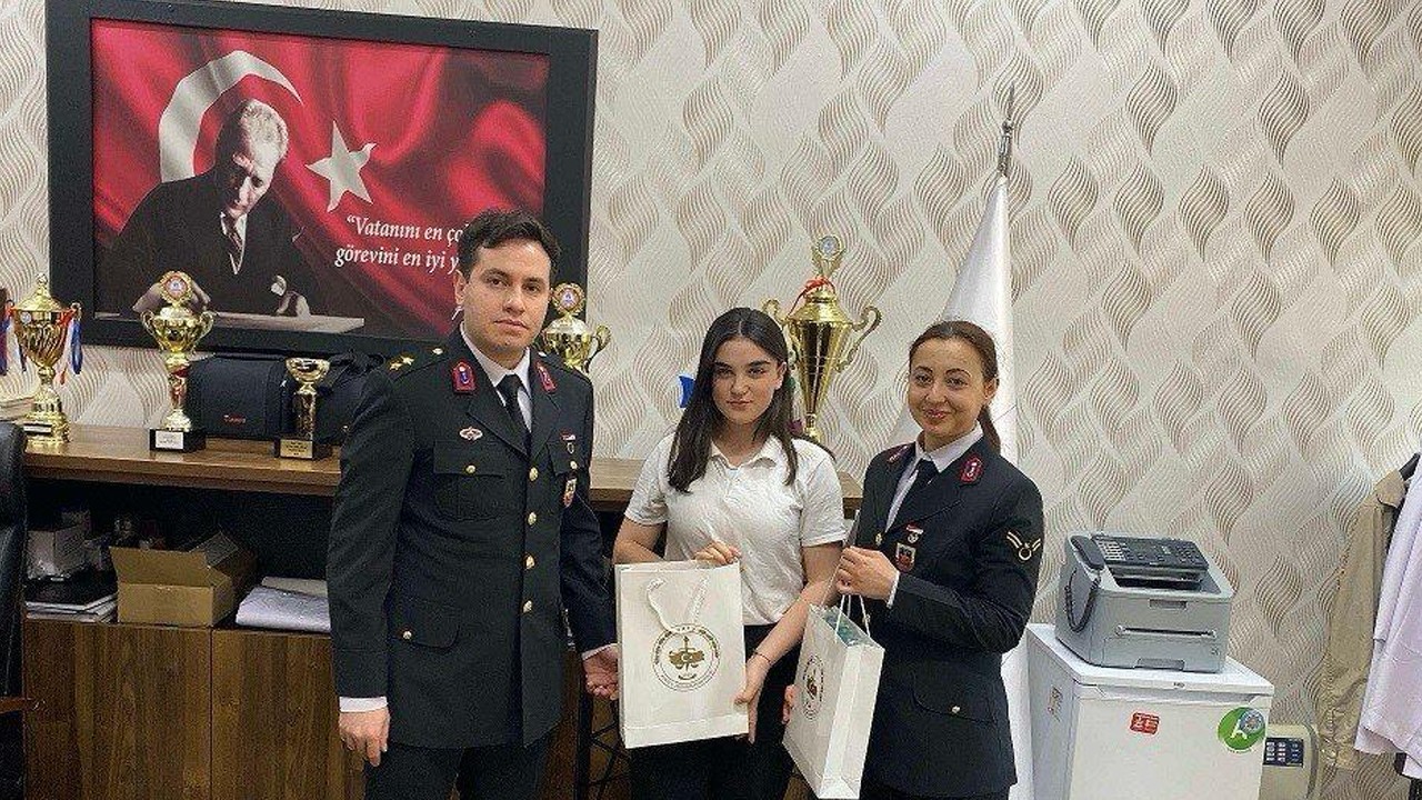 Konya'da resim yarışmasında dereceye giren öğrencilere jandarmadan ödül