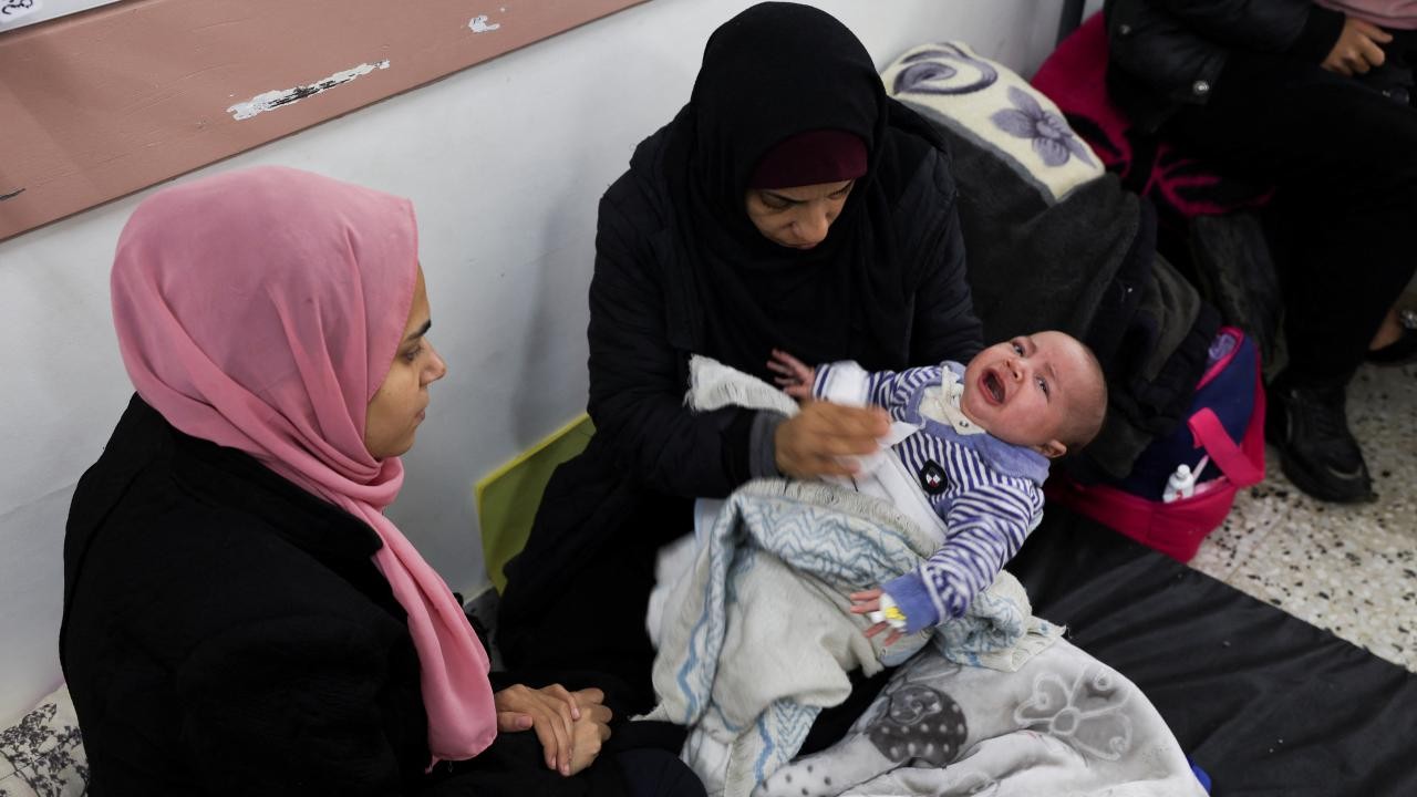 Gazzeli bebekler açlıktan geceleri ağlayarak uyanıyor