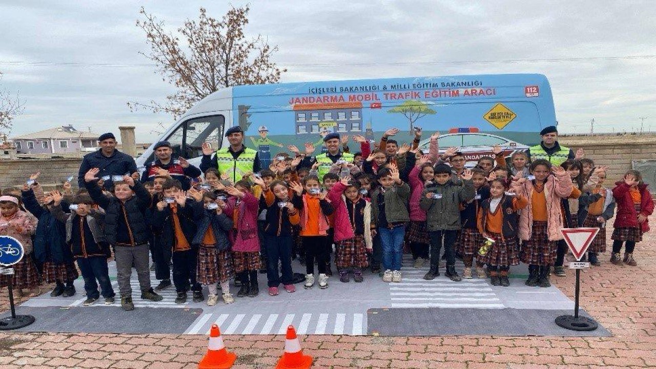 Konya'da jandarma ekiplerinden öğrencilere ve vatandaşlara trafik eğitimi