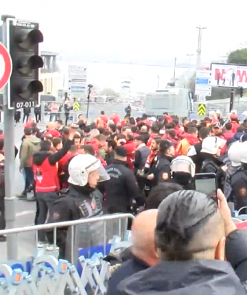 Beşiktaş - Galatasaray maçı öncesinde taraftarlar arasında olay! Polisler müdahale etti