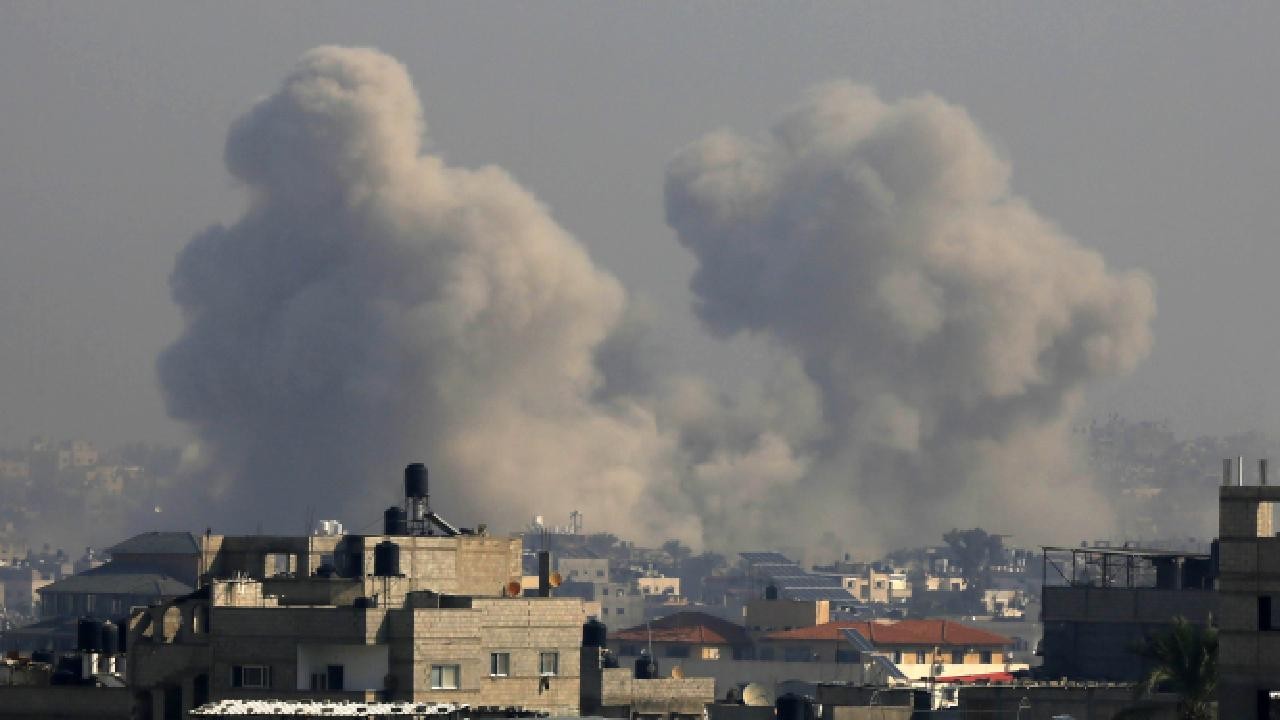 İsrail Gazze'de yardım dağıtım deposunu vurdu, 8 Filistinliyi öldürdü
