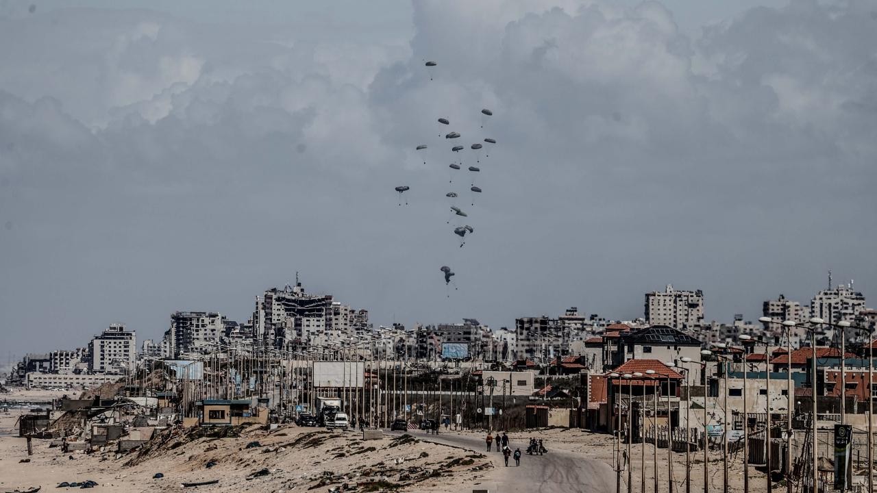 ABD, Gazze'nin kuzeyine 80 paket insani yardımı havadan indirdi