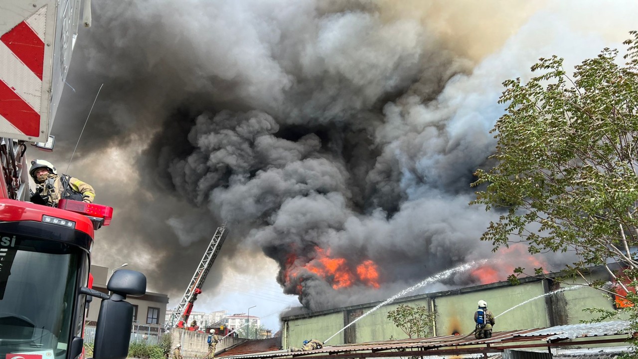 Kapı üretim fabrikasında çıkan yangın söndürüldü