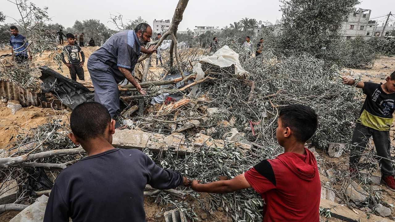 İsrail ordusu Gazze’nin güney bölgelerine yoğun topçu saldırısı düzenledi