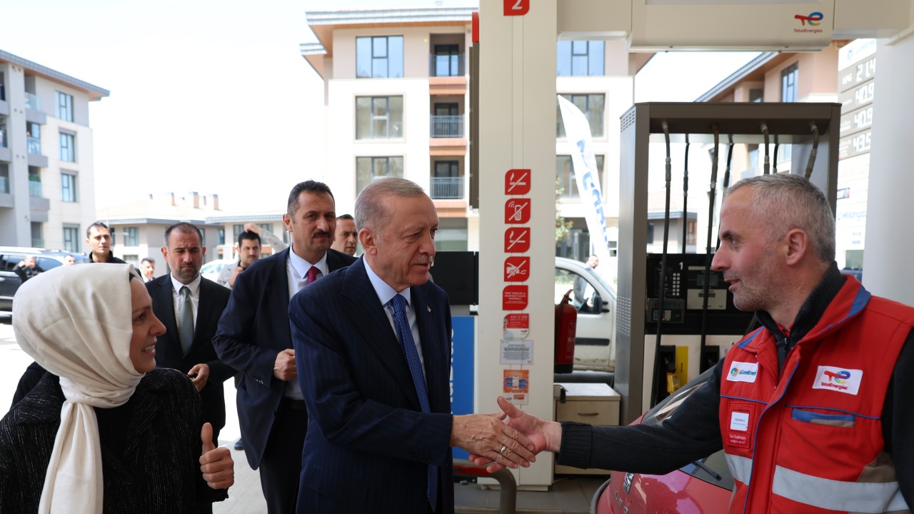 Cumhurbaşkanı Erdoğan akaryakıt istasyonu çalışanlarını ziyaret etti