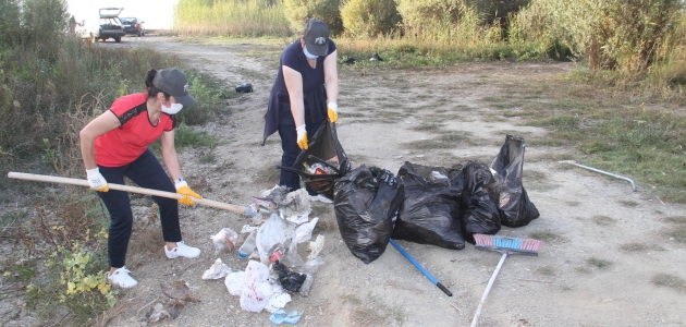 Beyşehir'de doğadan 315 poşet dolusu atık toplandı