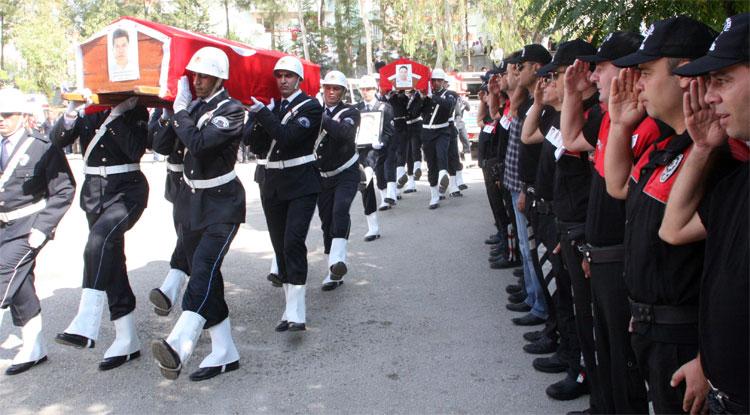 Şehit polisler için Antalya'da tören
