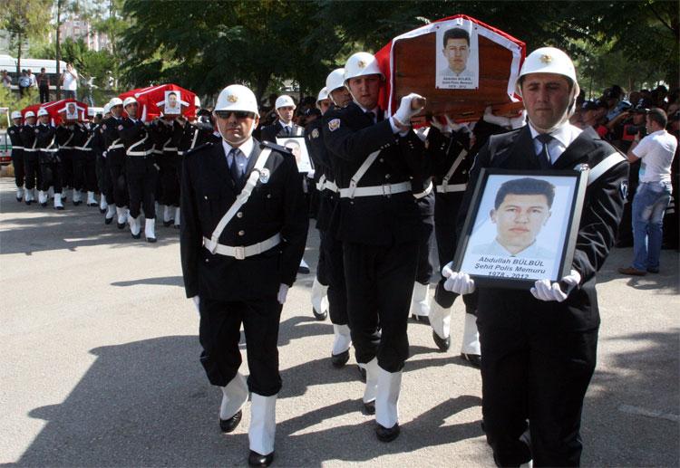 Şehit polisler için Antalya'da tören