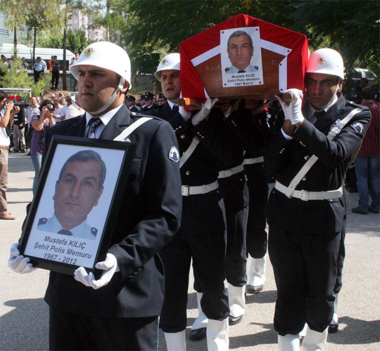 Şehit polisler için Antalya'da tören