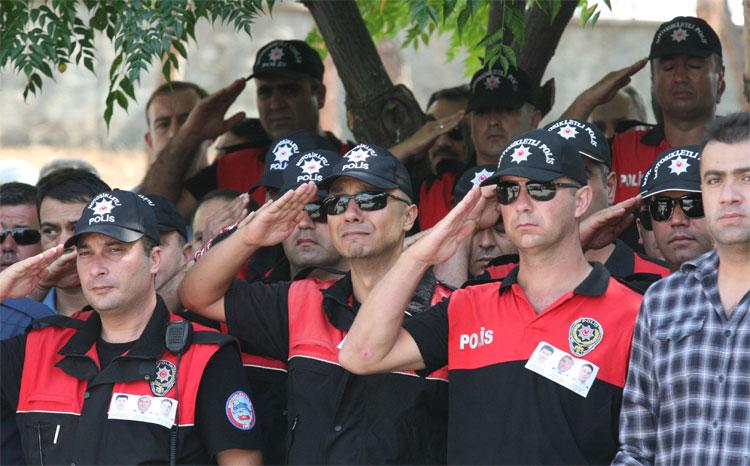 Şehit polisler için Antalya'da tören