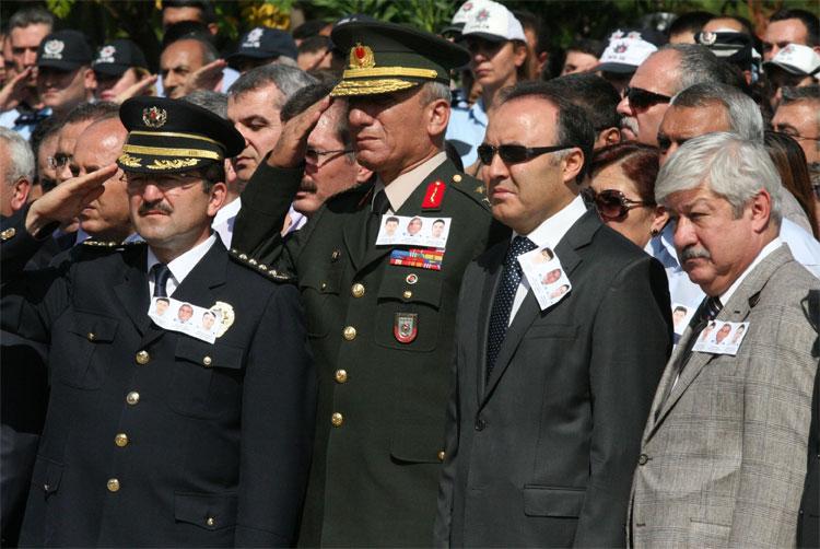 Şehit polisler için Antalya'da tören