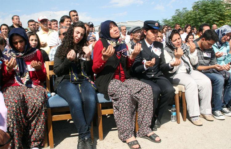 Şehit polisler için Antalya'da tören