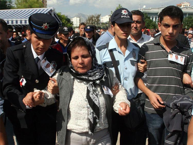 Şehit polisler için Antalya'da tören