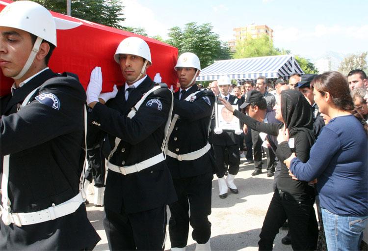 Şehit polisler için Antalya'da tören