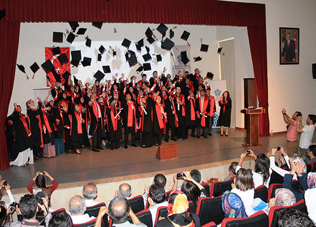 Ahmet Keleşoğlu'nda mezuniyet coşkusu