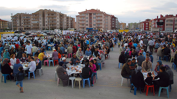 Mahallede iftar coşkusu