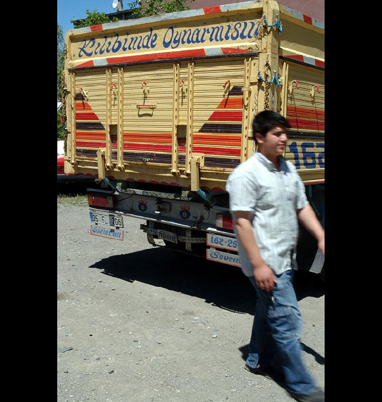 Akıllarda kalan kamyon arkası yazıları