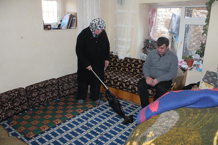 Muhtar Ayten abla motosikletiyle her yere yetişiyor 