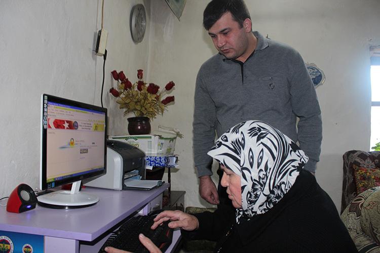 Muhtar Ayten abla motosikletiyle her yere yetişiyor 