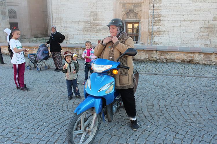 Muhtar Ayten abla motosikletiyle her yere yetişiyor 