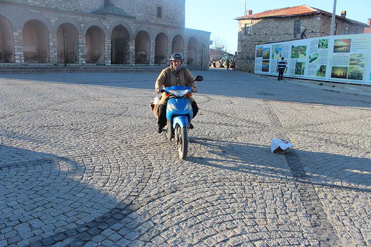 Muhtar Ayten abla motosikletiyle her yere yetişiyor 