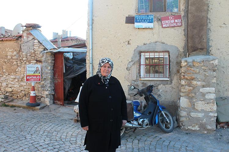 Muhtar Ayten abla motosikletiyle her yere yetişiyor 
