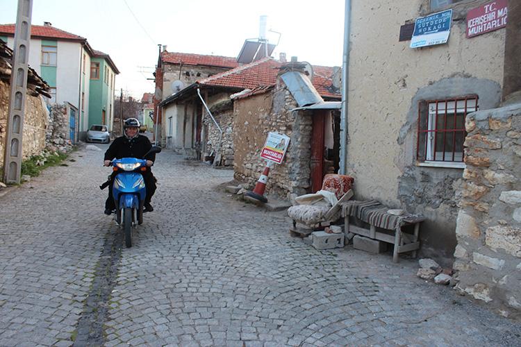 Muhtar Ayten abla motosikletiyle her yere yetişiyor 