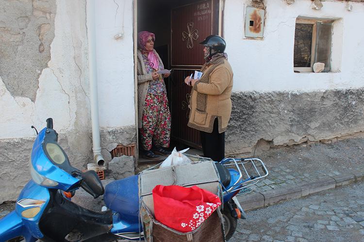 Muhtar Ayten abla motosikletiyle her yere yetişiyor 