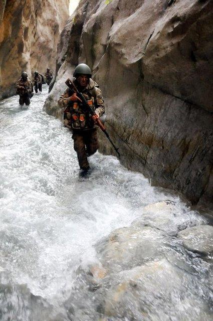 Kertenkele ve kurbağa yiyerek hayatta kaldılar