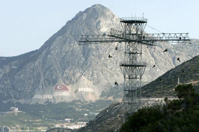 Kertenkele ve kurbağa yiyerek hayatta kaldılar