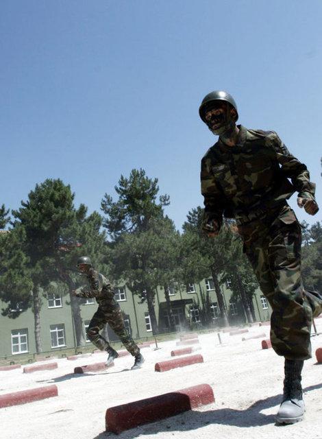 Kertenkele ve kurbağa yiyerek hayatta kaldılar