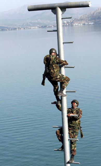 Kertenkele ve kurbağa yiyerek hayatta kaldılar