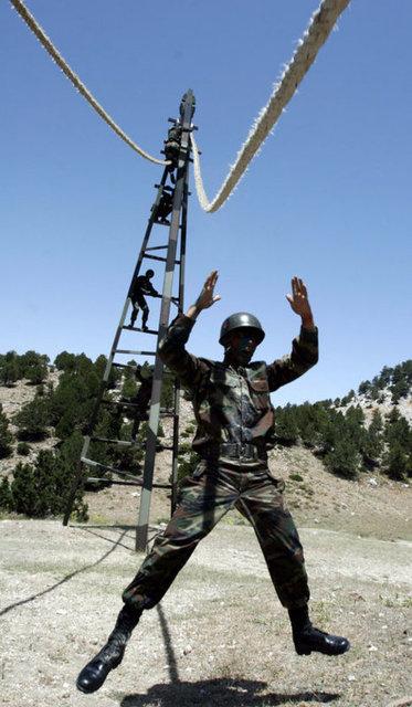 Kertenkele ve kurbağa yiyerek hayatta kaldılar