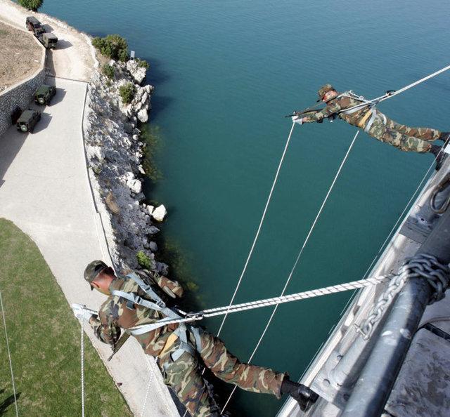 Kertenkele ve kurbağa yiyerek hayatta kaldılar