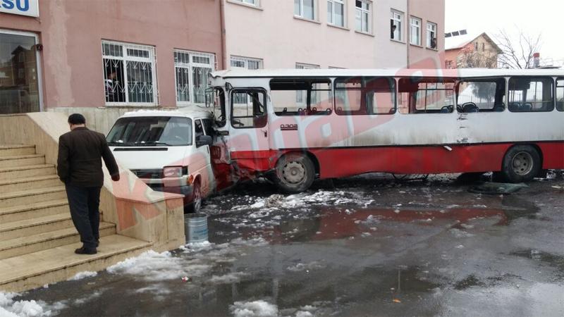 Konya'da belediye otobüsü kaza yaptı: 1 ölü, 4 yaralı 
