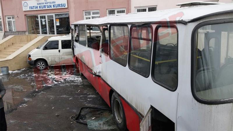 Konya'da belediye otobüsü kaza yaptı: 1 ölü, 4 yaralı 