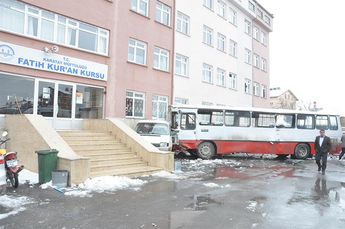 Konya'da belediye otobüsü kaza yaptı: 1 ölü, 4 yaralı 