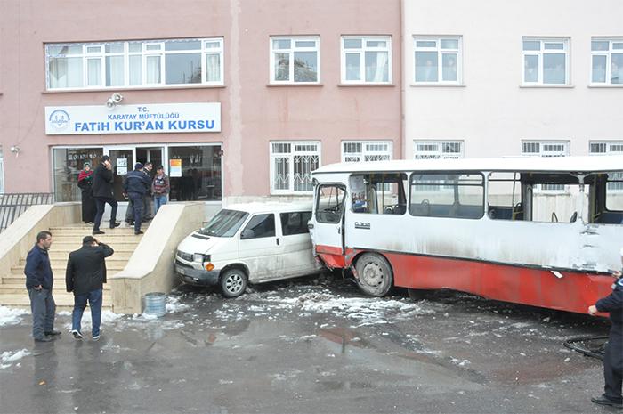 Konya'da belediye otobüsü kaza yaptı: 1 ölü, 4 yaralı 