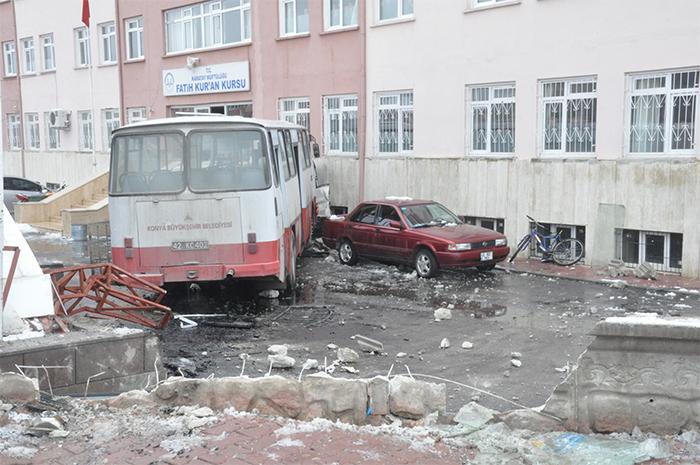 Konya'da belediye otobüsü kaza yaptı: 1 ölü, 4 yaralı 