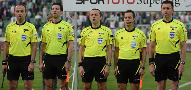 Cüneyt Çakır final yöneten ilk Türk hakemi oluyor...