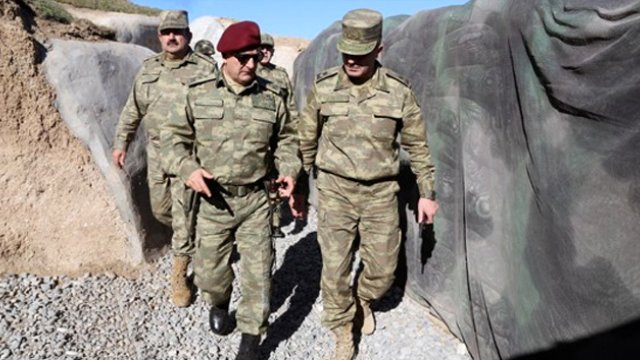 Tümgeneral Sezai Aksakal Suriye sınırında