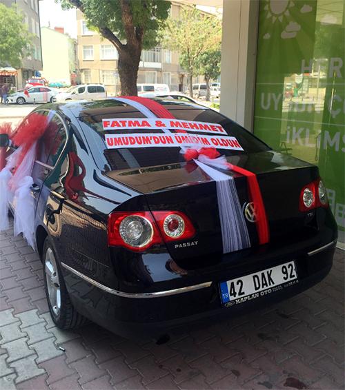 Gelin arabalarının ''sıra dışı'' yazıları gülümsetiyor