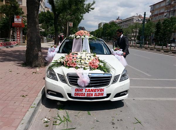 Gelin arabalarının ''sıra dışı'' yazıları gülümsetiyor