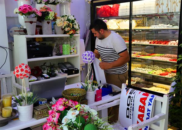 Gelin arabalarının ''sıra dışı'' yazıları gülümsetiyor