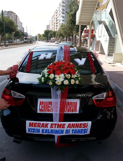 Gelin arabalarının ''sıra dışı'' yazıları gülümsetiyor
