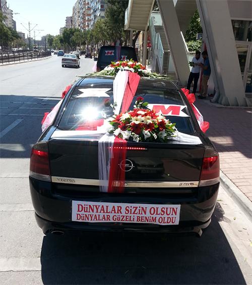 Gelin arabalarının ''sıra dışı'' yazıları gülümsetiyor
