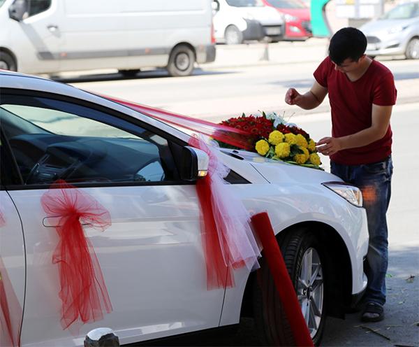 Gelin arabalarının ''sıra dışı'' yazıları gülümsetiyor