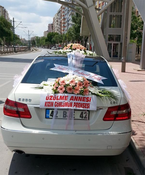 Gelin arabalarının ''sıra dışı'' yazıları gülümsetiyor