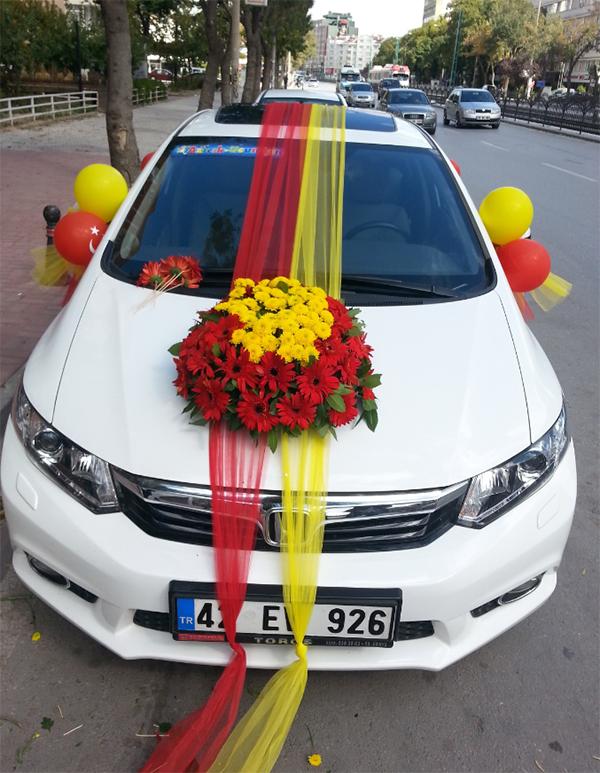 Gelin arabalarının ''sıra dışı'' yazıları gülümsetiyor